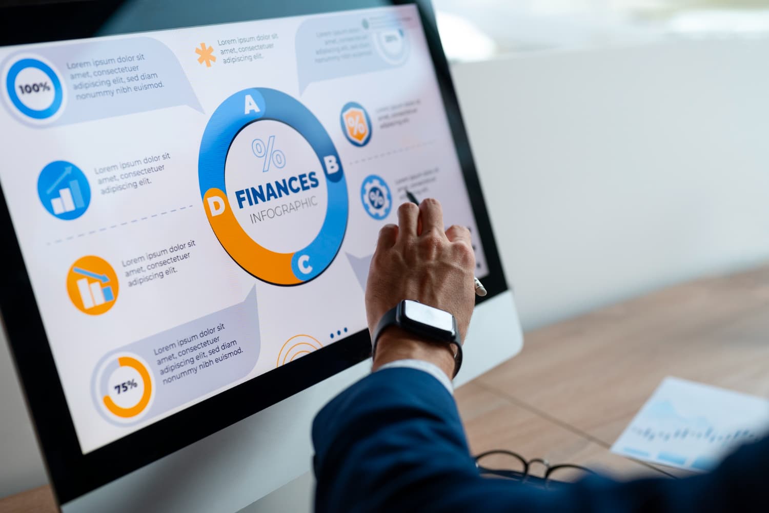 Commerçante utilisant un outil de gestion sur mobile